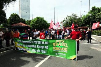 Trabalhadores exibiram faixas em apoio ao fim da jornada 6x1 (Foto: Jenny Branches)