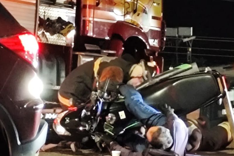 A vítima ficou com o pé esquerdo preso entre a corrente e a roda traseira da própria motocicleta (Foto: WhatsApp/Reprodução)