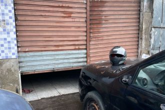 Segundo testemunha, um suspeito saiu correndo do local, entrou em um carro e fugiu (Foto: WhatsApp/Reprodução)