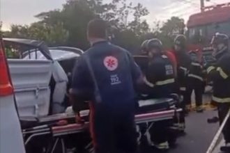 O motorista, que não teve a identidade divulgada, foi resgatado pelo Corpo de Bombeiros e levado para o hospital (Foto: WhatsApp/Reprodução)