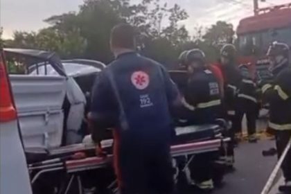 O motorista, que não teve a identidade divulgada, foi resgatado pelo Corpo de Bombeiros e levado para o hospital (Foto: WhatsApp/Reprodução)