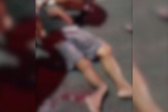 O motociclista, que não teve a identidade divulgada, ficou gravemente ferido e foi socorrido (Foto: WhatsApp/Reprodução)