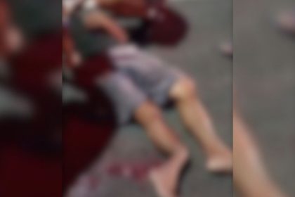 O motociclista, que não teve a identidade divulgada, ficou gravemente ferido e foi socorrido (Foto: WhatsApp/Reprodução)