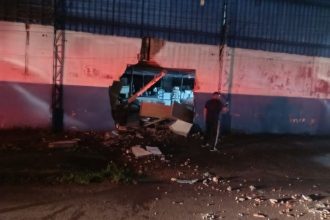 A colisão destruiu parte do muro de uma loja de materiais de construção (Foto: WhatsApp/Reprodução)