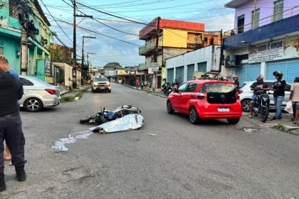 O motociclista Renato Teixeira de Jesus, de 38 anos, não resistiu e morreu no local (Foto: WhatsApp/Reprodução)