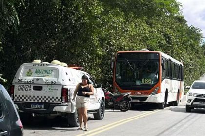 A vítima dormia dentro de um ônibus da linha 086, no bairro Puraquequara, zona leste de Manaus (Foto: WhatsApp/reprodução)