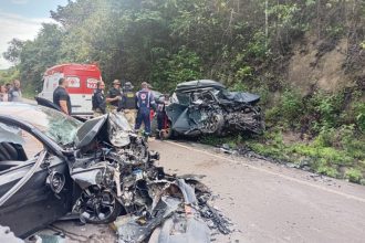 A colisão foi frontal entre um táxi e um carro de passeio (Foto: WhatsApp/Reprodução)