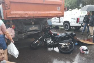 O motociclista ainda não identificado não resistiu e morreu no local (Foto: WhatsApp/Reprodução)