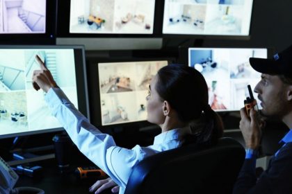 Ela integrava uma equipe de três pessoas responsável por monitorar 115 câmeras (Foto: Divulgação)
