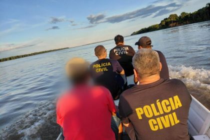Suspeito (camisa vermelha) foi levado por policiais civis de barco (Foto: Divulgação/PC-AM)