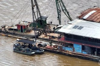 Dragas de garimpo apreendidas por militares do Exército (Foto: CMA/Divulgação)