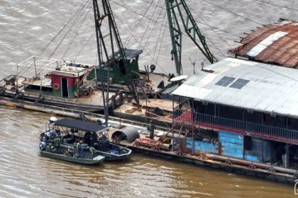 Dragas de garimpo apreendidas por militares do Exército (Foto: CMA/Divulgação)