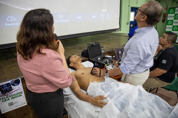 UEA simuou atendimento de paciente com novo equipamento de telessaúde (Foto: UEA/Divulgação)