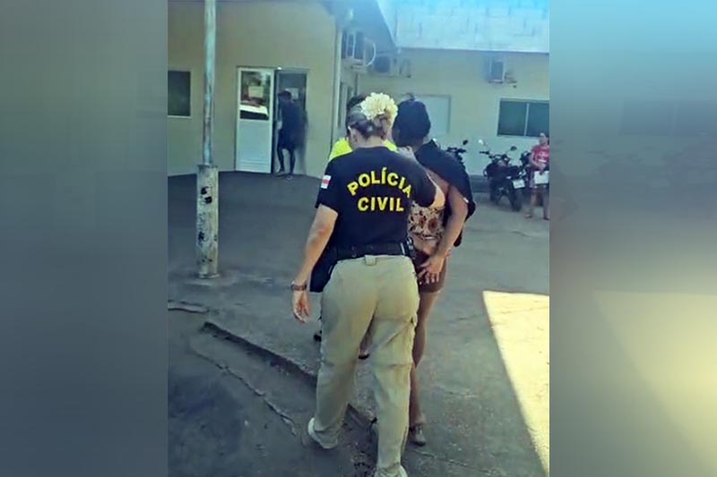 Policial militar conduziu a mulher à delegacia de Itapiranga (Imagem: WhatsApp/Reprodução)