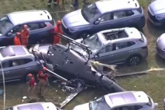 Helicópteros caíram em estacnionamento de carros elétricas e causaram incêndio nos veículos (Imagem: Record News/YouTube)