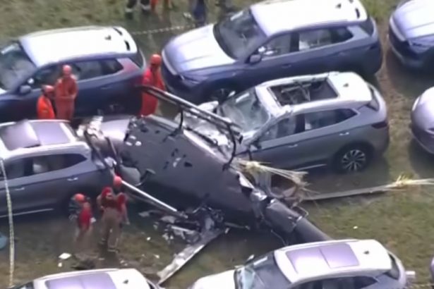 Helicópteros caíram em estacnionamento de carros elétricas e causaram incêndio nos veículos (Imagem: Record News/YouTube)