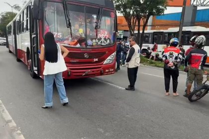 Acidente envolvendo moto e ônibus paralisou trânsito em avenida da zona leste de Manaus (Imagem: Facebook/Reprodução)