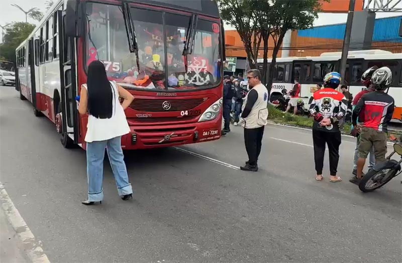Acidente envolvendo moto e ônibus paralisou trânsito em avenida da zona leste de Manaus (Imagem: Facebook/Reprodução)