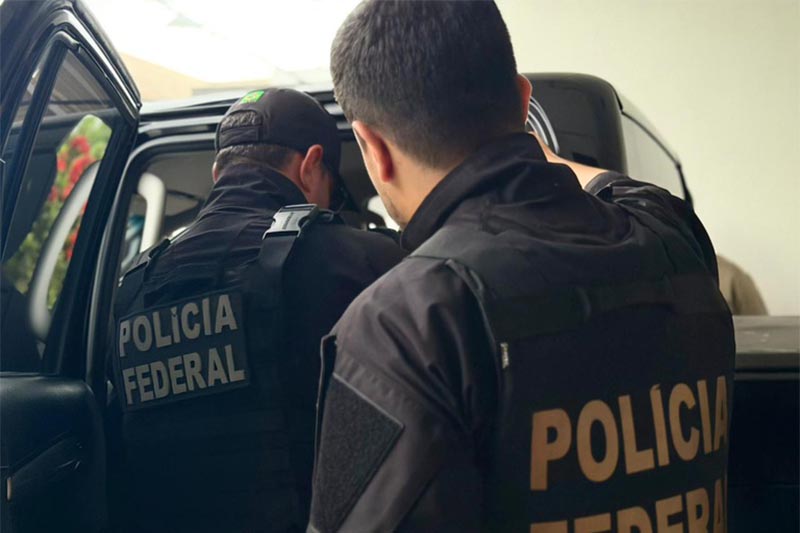 Agentes federais colocam suspeito em iatura na Operação Piloto de Fuga (Foto: PF/Divulgação)