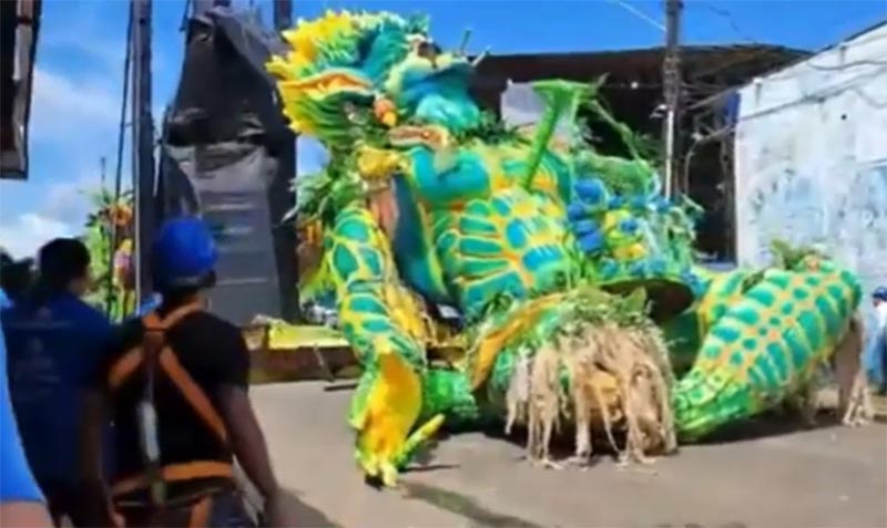 Alegoria do Caprichoso caiu de guindaste, mas ninguém ficou ferido (Imagem: WhatsApp/Reprodução)