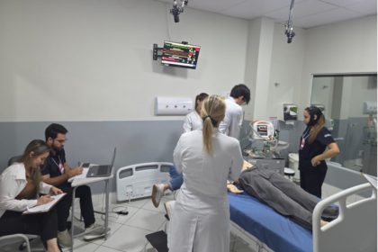 Alunos de Medicina em aula prática: formação vai além da avaliação teórica (Foto: Divulgação)