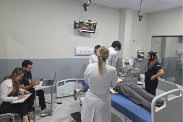 Alunos de Medicina em aula prática: formação vai além da avaliação teórica (Foto: Divulgação)