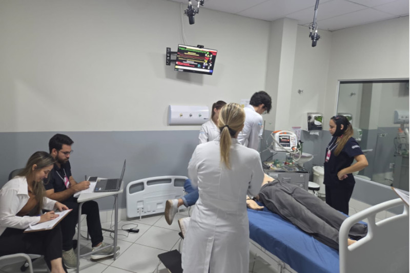 Alunos de Medicina em aula prática: formação vai além da avaliação teórica (Foto: Divulgação)