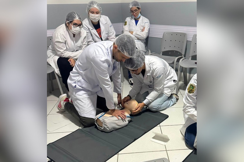 Técnicas de reanimação em aula de Medicina: médico profissional deve ser avaliado pela proficiência (Foto: Divulgação)