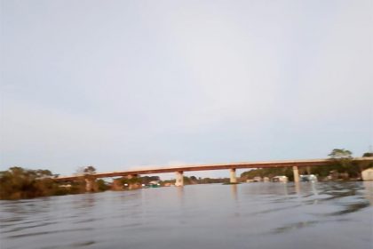 Ponte sobre o rio Araçá, na BR-319: nível da água se estabilizou e cheia é de média magnitude (Foto: Cleber Oliveira/AM ATUAL)