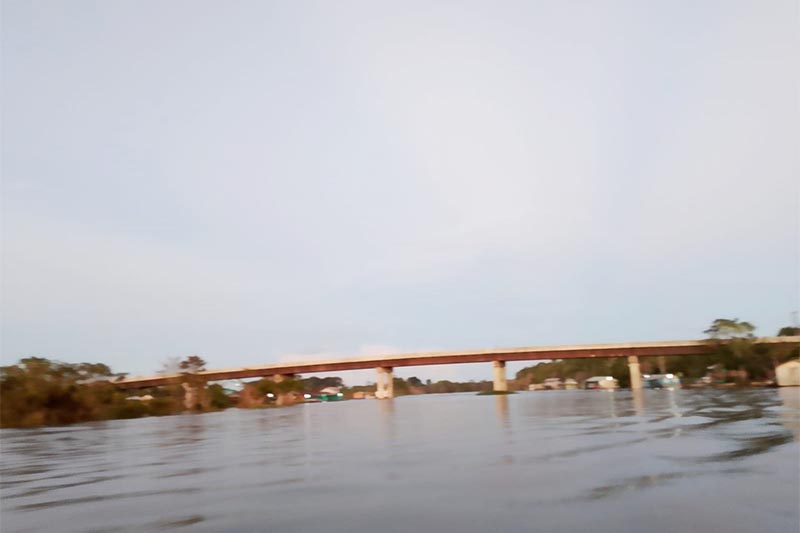 Ponte sobre o rio Araçá, na BR-319: nível da água se estabilizou e cheia é de média magnitude (Foto: Cleber Oliveira/AM ATUAL)