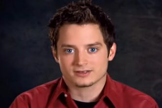 Ator Elijah Wood estará na CCXP26 em dezembro (Imagem: YouTube/Reprodução)