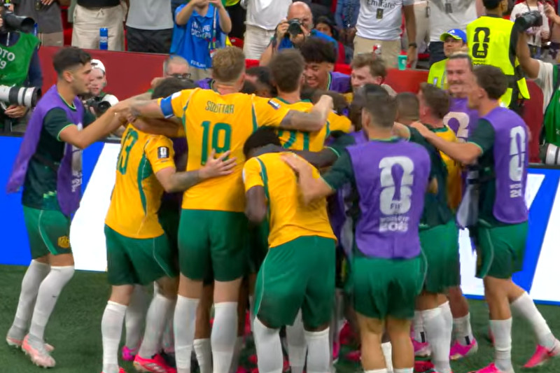 Jogadores da Austrália comemoram gol na vitória sobre a Turquia (Imagem: CazéTV/YouTube/Reprodução)