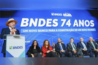 Presidente Lula defendeu serviço público que funciona em solenidade dos 74 anos do BNDES (Foto: Ricardo Stuckert/PR)