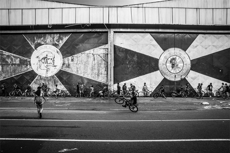 Encontro de jovens na Avenida do Samba: bicicleta como transporte e diversão na cidade (Foto: Alonso Junior/Divulgação)