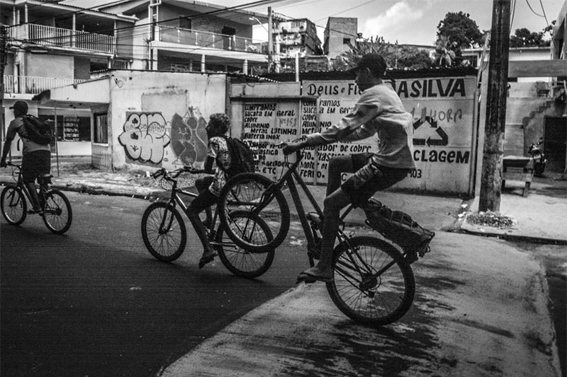 Jovens em passeio de bicicleta na Avenida Beira Rio: cena do cotidiano nos bairros (Foto: Alonso Junior/Divulgação)