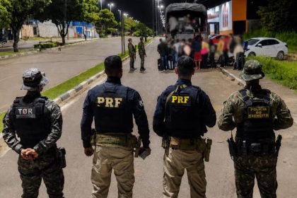 Agentes da PRF resgatam cubanos em Boa Vista: entrada na Amazônia pela Guiana Inglesa (Foto: PRF/Divulgação)
