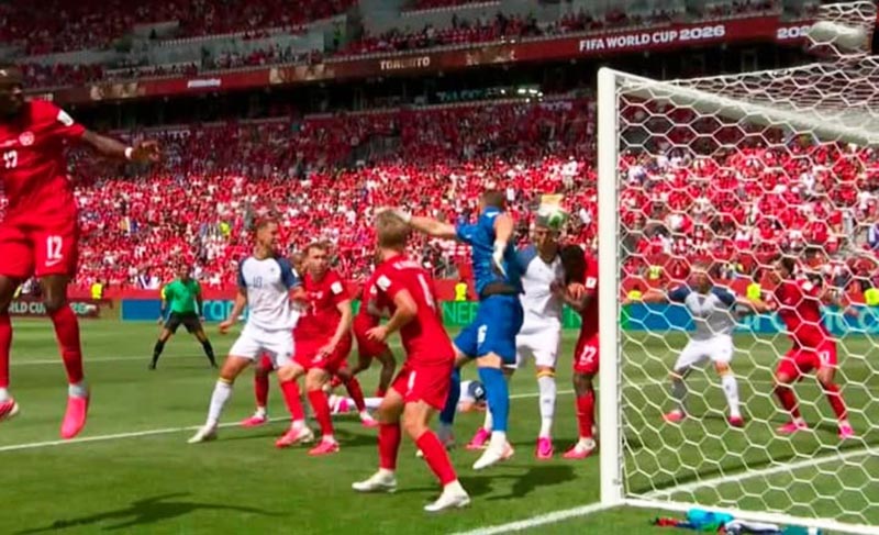 Momento do gol da Bósnia (de branco) ainda no primeiro tempo: em vantagem no Grupo B da Copa (Foto: Fifa World Cup/X)