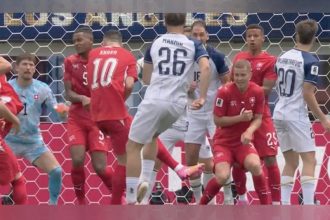 Lance do gol de Ermin Mahmic para a Bósnia (de branco) na derrota para a Suíça (Foto: Fifa World Cup Média/X)