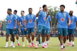 Jogadores no treino da seleção: descontração antes da estreia na Copa (Foto: Nelson Terme/CBF)