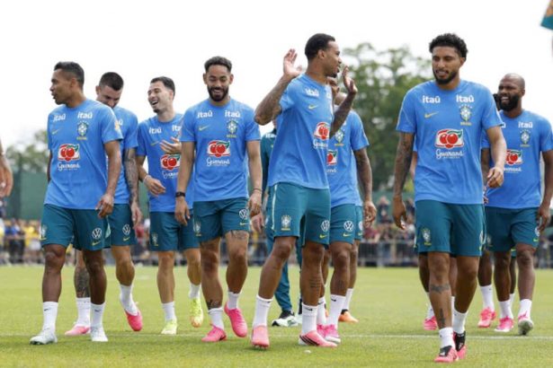 Jogadores no treino da seleção: descontração antes da estreia na Copa (Foto: Nelson Terme/CBF)