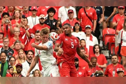 Lance de Suíça (de vermelho) e Canadá: suíços se classificaram em primeiro lugar no Grupo B (Foto: Fifa World Cup Media/X)