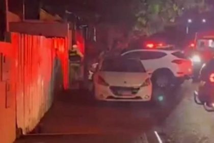Portão da casa que foi chutado pelo policial antes de ser atingido com tiro na cabeça (Imagem: WhatsApp/Reprodução)