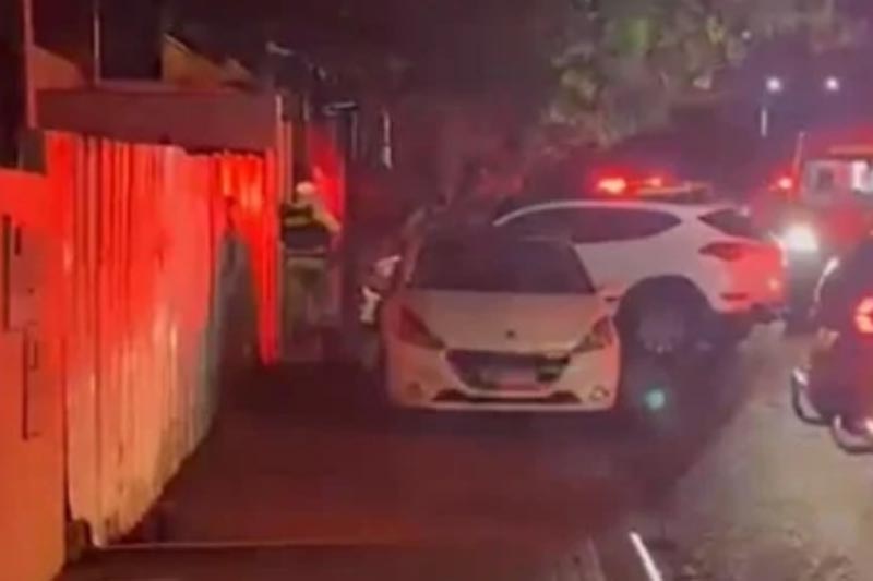Portão da casa que foi chutado pelo policial antes de ser atingido com tiro na cabeça (Imagem: WhatsApp/Reprodução)