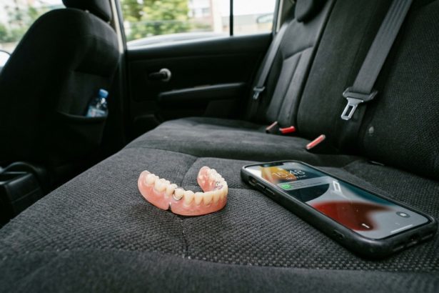 Dentadura e celular estão entre objetos esquecidos em carros da Uber (Imagem ilustrativa gerada por IA/Google)