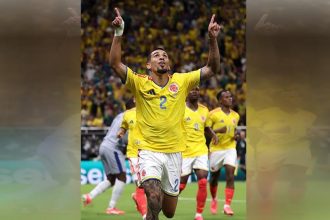 Daniel Muñoz comemora gol na vitória da Colômbia (Foto: Fifa World Cup Media/Instagram)