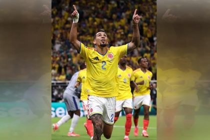 Daniel Muñoz comemora gol na vitória da Colômbia (Foto: Fifa World Cup Media/Instagram)
