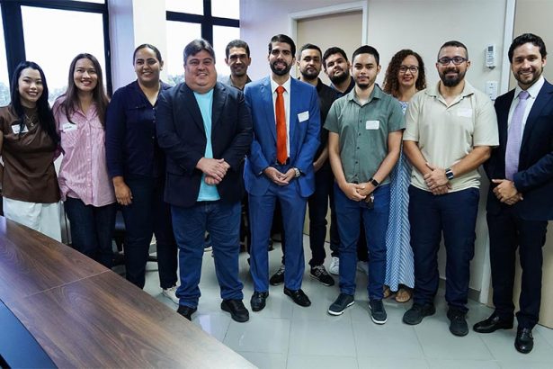David Reis (blaze e blusa azul) rececpcionou concursados da CMM (Foto: Cleuton Silva/Dicom CMM)