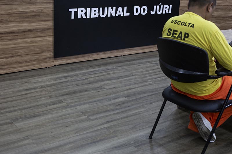 Um dos réus no julgamento no momento em que ouviu a sentença (Foto: Raphael Alves/TJAM)