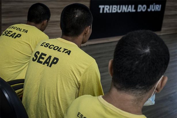 Réus ouviram a sentença ao serem condenados à prisão (Foto: Raphael Alves/TJAM)