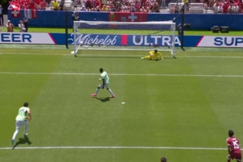 Momento em que Breel Embolo cobra p^Çenalti e faz o gol da Suíça )Imagem: Fifa Worl Cup Media/X)